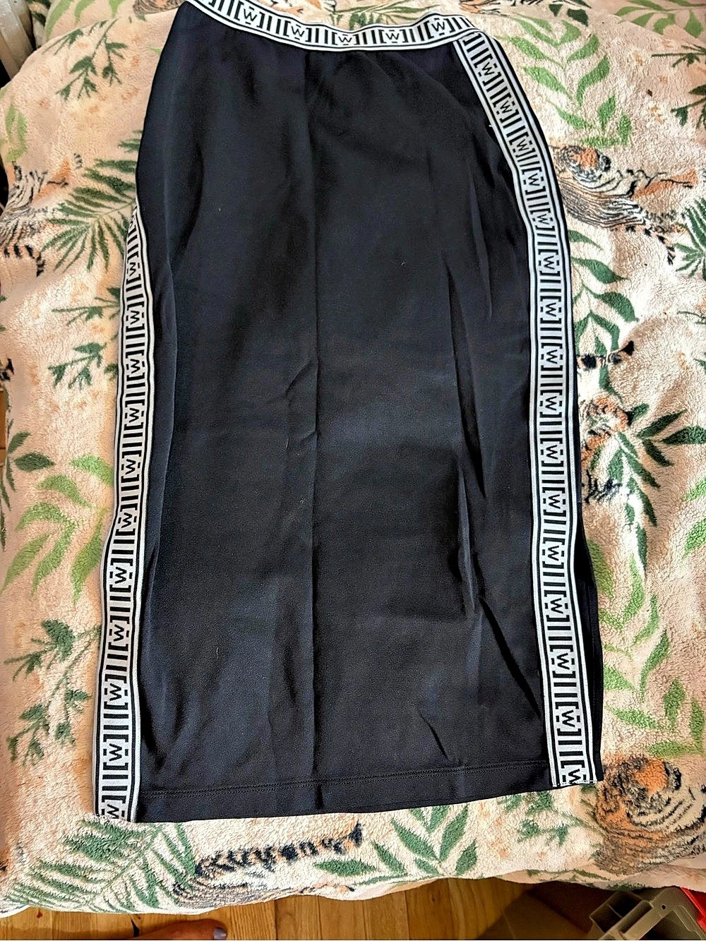 Midi Skirt in Black & White Size XSmall Like New